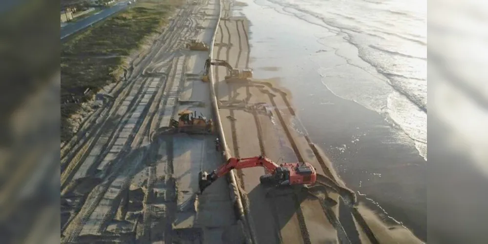 Tubos para as obras de Matinhos estavam visíveis neste domingo (5)