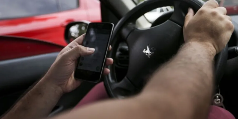 Maio Amarelo: alerta de risco de uso do celular ao volante