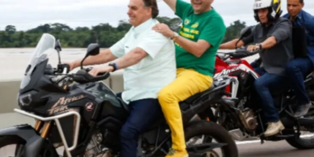 Presidente Bolsonaro com o dono da Havan, Luciano Hang, em evento de motocicletas