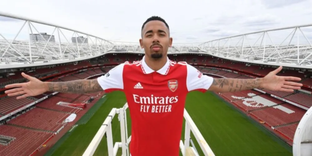 Brasileiro chega ao time londrino para fortalecer ataque após saídas de Lacazette e Aubameyang