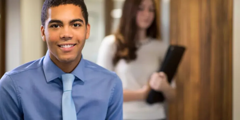 Participam do programa jovens de 14 a 24 anos que estejam matriculados e frequentando a escola.