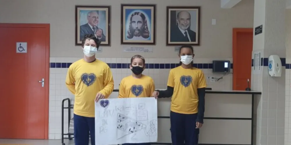 Crianças atendidas no Centro Comunitário de Assistência Social da LBV prepararam um cartaz aos profissionais