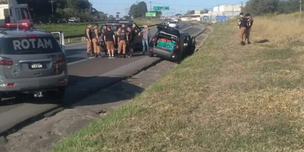 O Jeep Renegade estava com porta-malas cheio de maconha. Foto: Antônio Nascimento.
