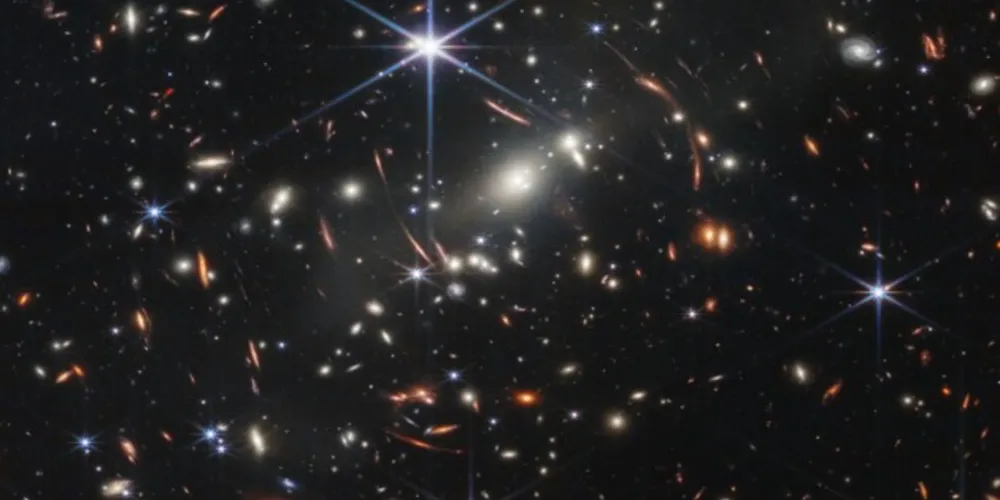 Primeira imagem do aglomerado de galáxias conhecido como SMACS 0723 foi divulgada em evento na Casa Branca