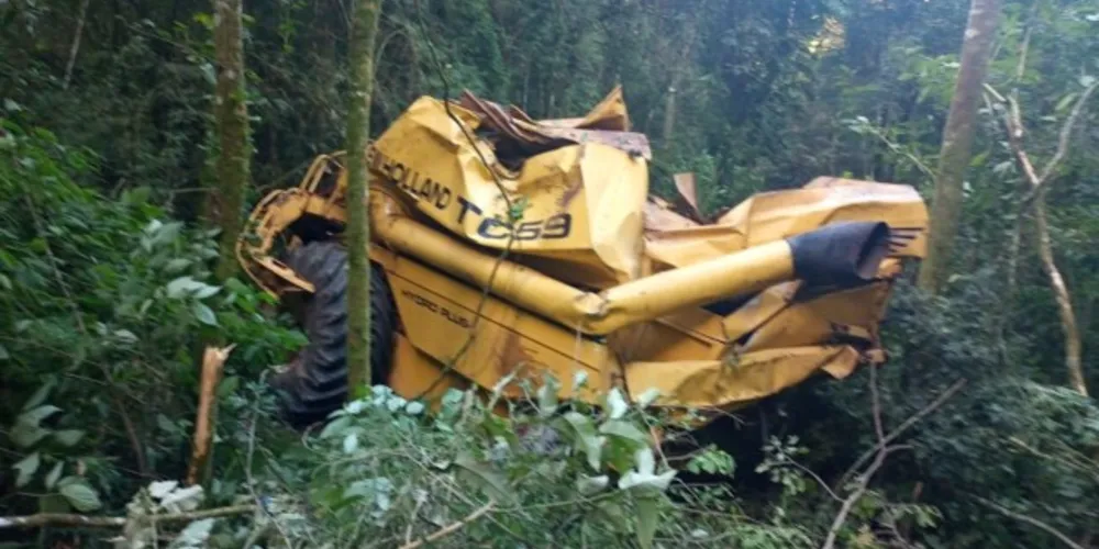 Máquina ficou destruída ao atingir várias árvores