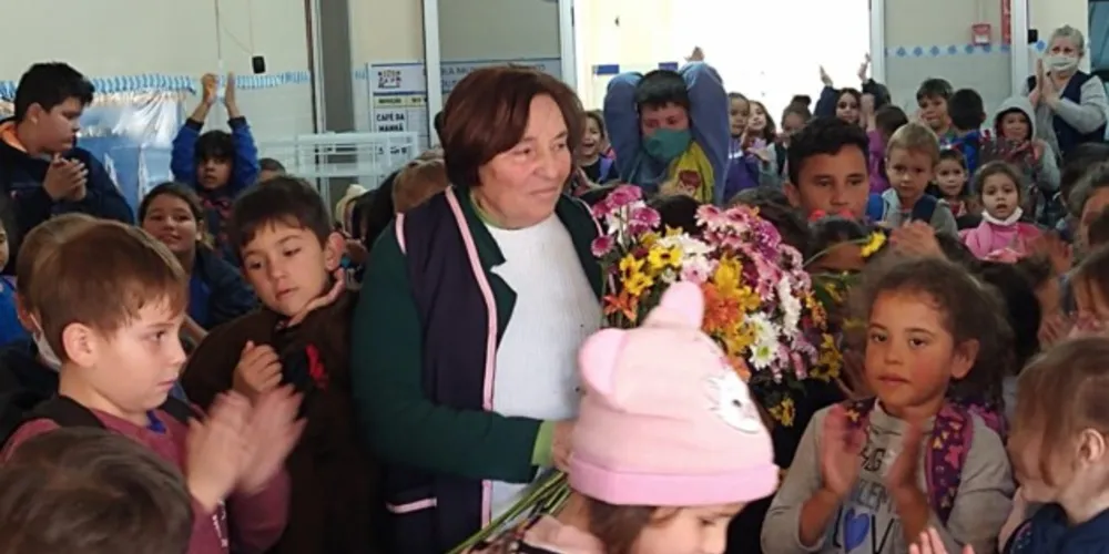 Com o carinho de alunos, familiares e colegas de profissão, professora Marli foi homenageada na Escola  Amadeu