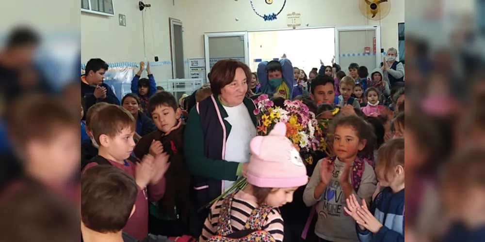 Com o carinho de alunos, familiares e colegas de profissão, professora Marli foi homenageada na Escola  Amadeu