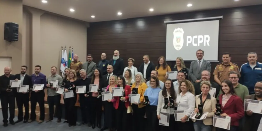 Imagem ilustrativa da imagem PCPR entrega medalhas para policiais civis em PG