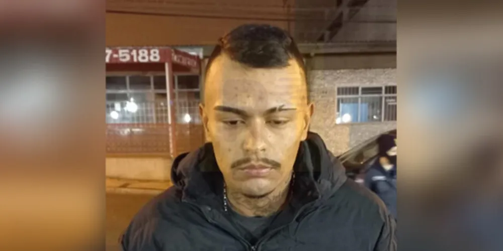 Brian Lucas, 25 anos, foi surpreendido por um homem que invadiu o local, entrou no quarto da vítima e assassinou o jovem