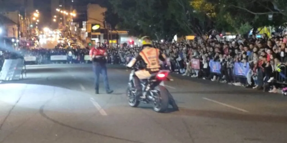 Centenas de pessoas foram à Vicente Machado para assistir ao show de motociclistas