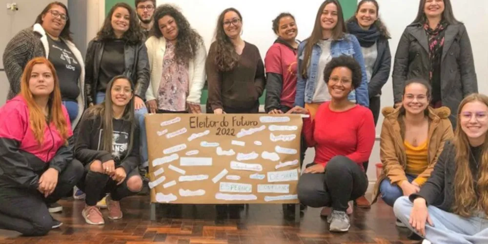 Juntamente com acadêmicos do curso de Serviço Social e Departamento de Direito, a atividade extensionista realizou oficinas e palestras em dez escolas, para 2.185 alunos, entre 14 e 16 anos, das redes de ensino público e privadas, sobre temas como democracia, cidadania e participação política.