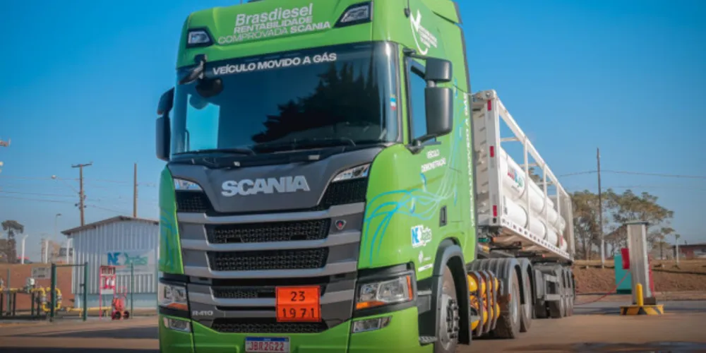 Um caminhão da Scania, movido a GNV e transportando GNV - o primeiro do Sul do país - começou a rodar nesta semana no trecho entre Ponta Grossa e Arapoti. A iniciativa abre novos caminhos para o gás natural do Paraná, ao passo que o transporte pode ser feito via terrestre.