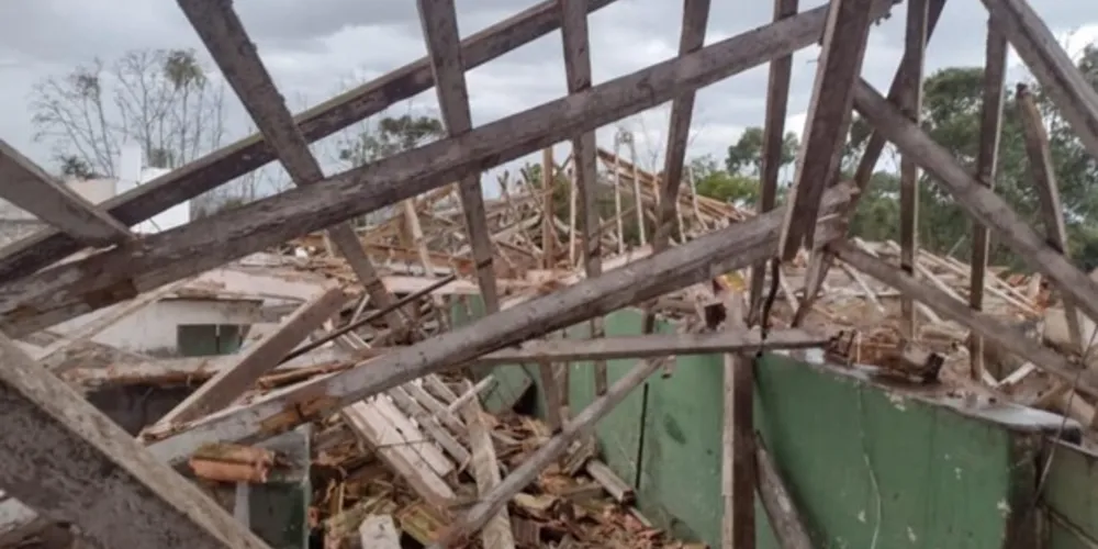 Prefeitura informou que a Defesa Civil está atuando no enfrentamento aos danos originados pelo forte vento e chuva