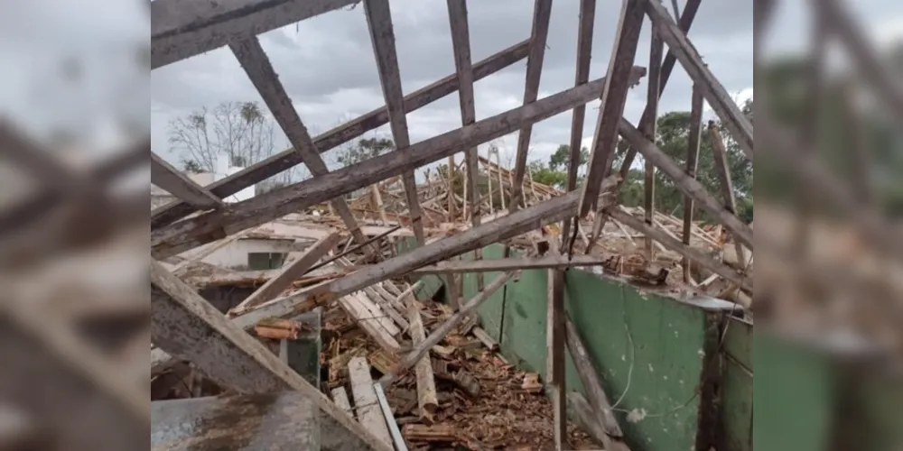 Prefeitura informou que a Defesa Civil está atuando no enfrentamento aos danos originados pelo forte vento e chuva