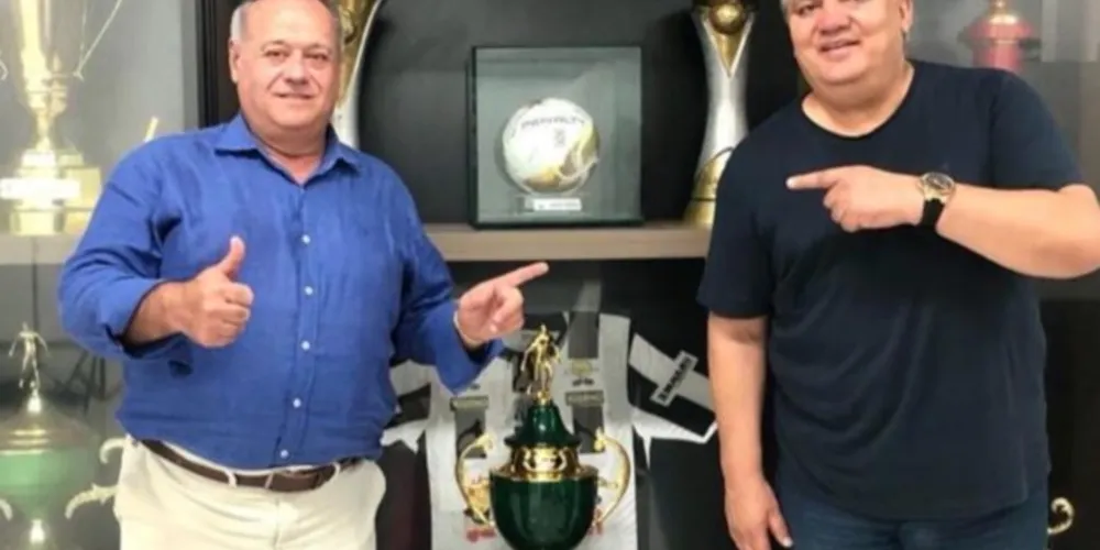 Diretor das Categorias de Base Paulo Balansin com o ex-jogador Branco