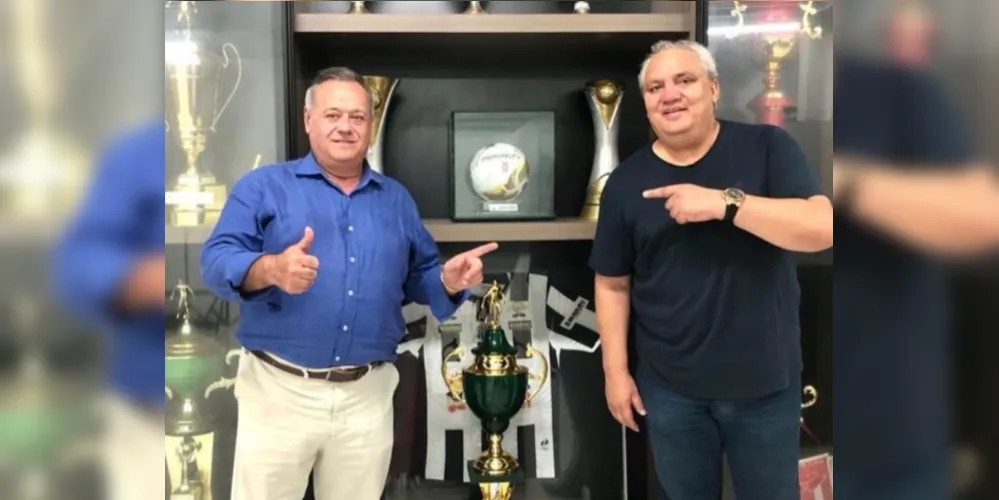 Diretor das Categorias de Base Paulo Balansin com o ex-jogador Branco