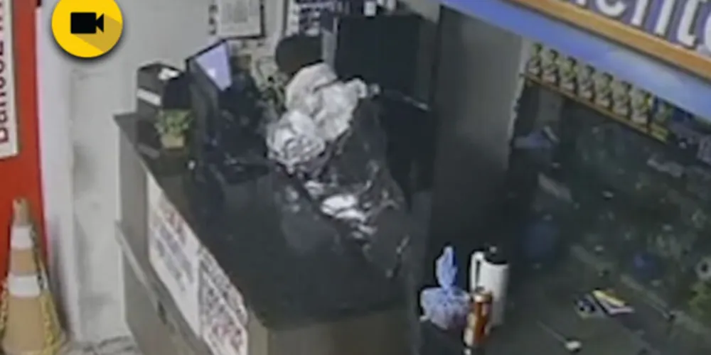 Com ajuda de dois comparsas, homem com traje de alumínio arrombou quatro cofres de supermercado em BH. Polícia procura pelos criminosos