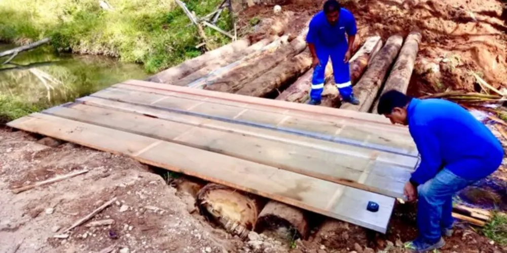 A obra foi realizada de maneira emergencial por se tratar de uma via utilizada pelo transporte escolar