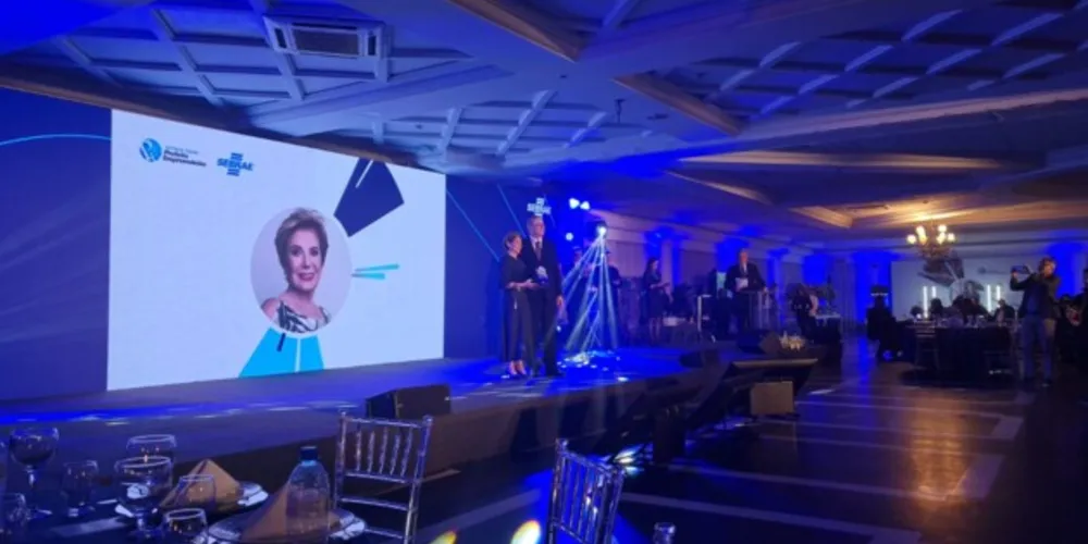 Prêmio foi entregue à prefeita Elizabeth Schmidt em cerimônia realizada na noite desta terça-feira (31)