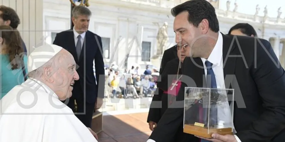 Governador Carlos Massa Ratinho Júnior em encontro com o Papa Francisco nesta quinta-feira (9).