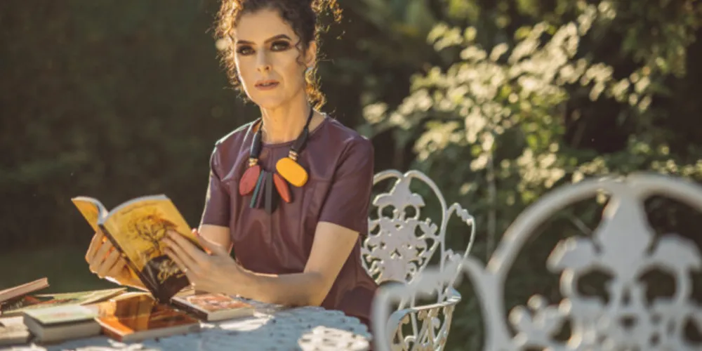 LANÇAMENTO – A escritora Renata Regis Florisbelo no próximo dia 2 de julho a partir das 16 horas na Biblioteca Municipal Professor Bruno Enei lança seu livro Bolso – onde a vida cabe. Na ocasião acontecerá uma performance multi-artística com Ana Maria Camargo e a autora, além disso, terá a premiação dos vencedores do concurso cultural: A arte que me cabe onde a vida cabe. Comentaremos.