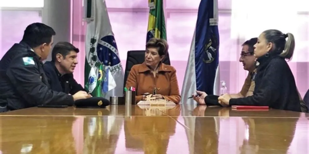 Elizabeth Schmidt se reuniu com lideranças para discutir sobre a saída ou não da sede da 1ª Companhia do local