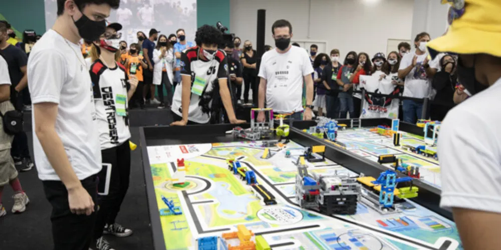 Resiliência, trabalho em equipe e capacidade de trabalhar sob pressão estão entre as habilidades desenvolvidas pelos estudantes que participam das competições de robótica