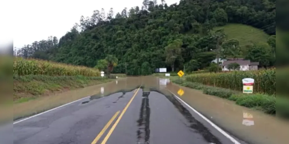 Rodovia está interditada e as aulas foram parcialmente suspensas. Município segue em emergência