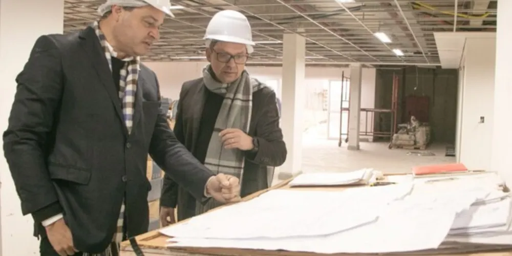 Deputado federal Sandro Alex ao lado do reitor Miguel Sanches Neto, em visita à obra do novo Centro de Convenções.
