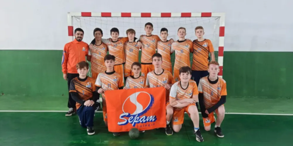 O handebol masculino B (12 a 14 anos) foi campeão da fase macrorregional de forma invicta.