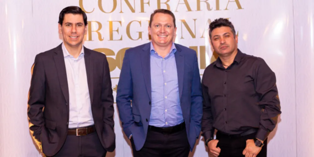 Daniel Bandeira representante Scania, Cristiano Locatelli diretor Cotrasa e Giovani Roque Gerente de Operações Cotrasa