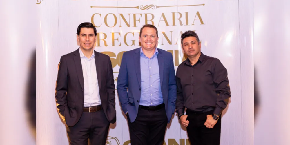 Daniel Bandeira representante Scania, Cristiano Locatelli diretor Cotrasa e Giovani Roque Gerente de Operações Cotrasa