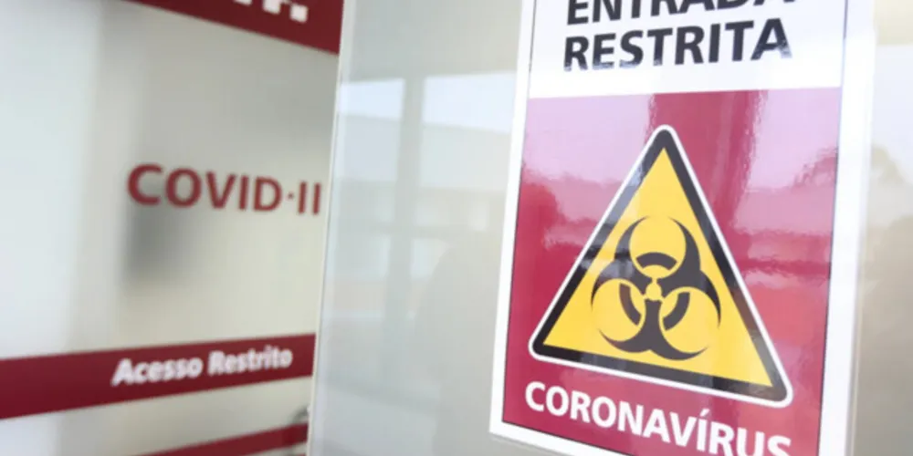 Os dados do monitoramento da Covid-19 mostram que o Paraná soma 2.604.971 casos confirmados e 43.467 mortos pela doença.