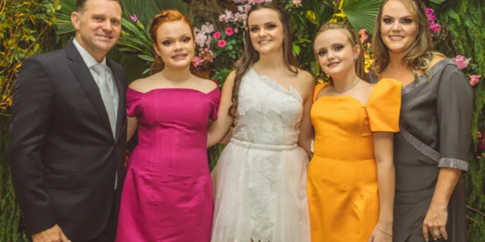 BRINDE À VIDA - Simone Borg Broch receberá as felicitações pela troca de idade na próxima terça - feira (31). No registro, Simone com seu marido Fabio Broch e suas filhas Izadora, Beatriz e Simone Borg Broch. Da coluna RC os votos de saúde e felicidades.