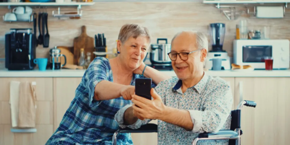 Idosos manuseando um smartphone moderno, em busca de entretenimento e passatempo.