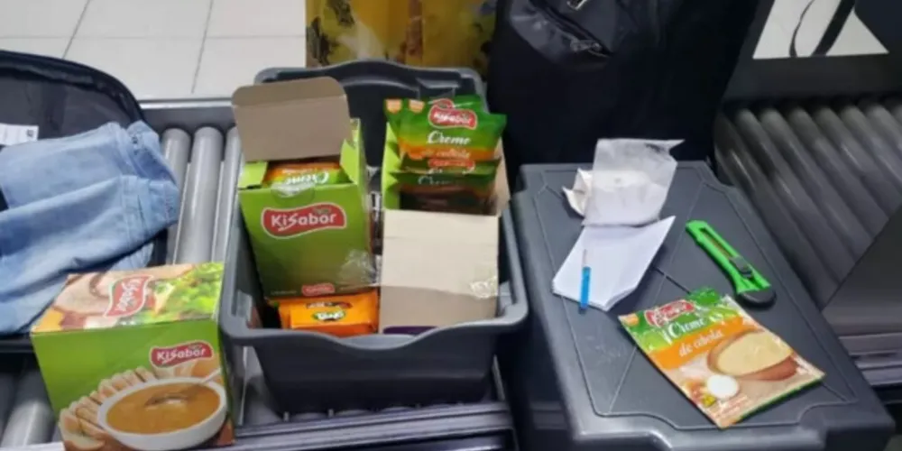 Mulher tenta viajar com cocaína em pacotes de sopa e é presa