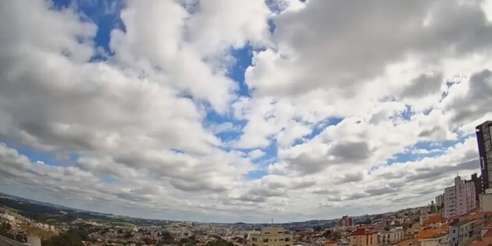 Câmera registra as condições do tempo ao vivo em Ponta Grossa.