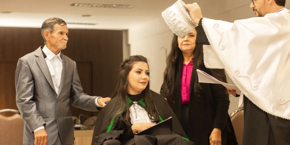 Primeira médica com tetraparesia do Brasil cola grau na Unioeste.