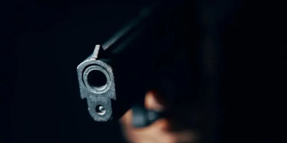 A mãe da vítima acionou a Polícia Militar quando encontrou manchas de sangue nas roupas do filho