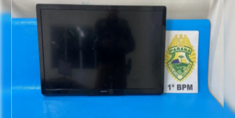 Tv de 32 polegadas, sem procedência, foi encontrada junto com homem