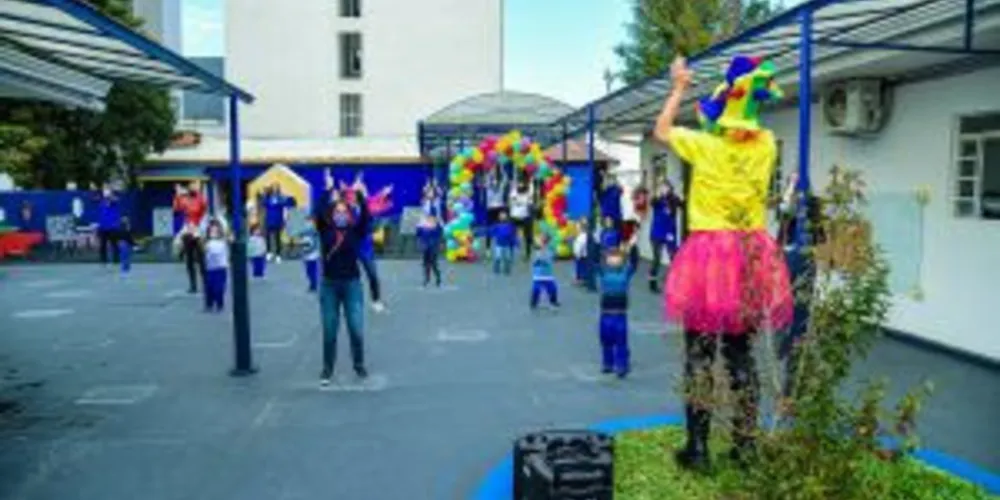 O Sesc promove diversas atividades recreativas e educacionais para que as crianças de quatro a 12 anos.