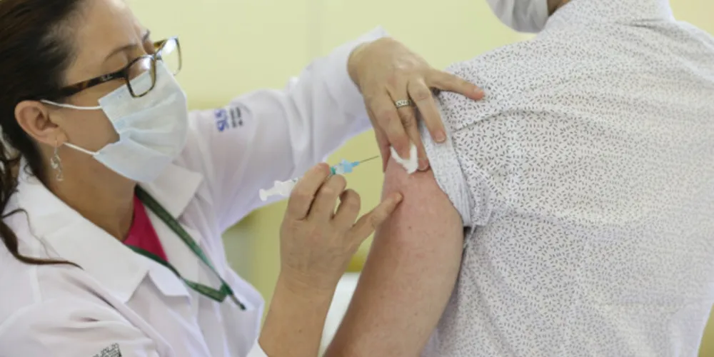 A segunda dose de reforço era indicada somente para pessoas acima de 60 anos há alguns meses.