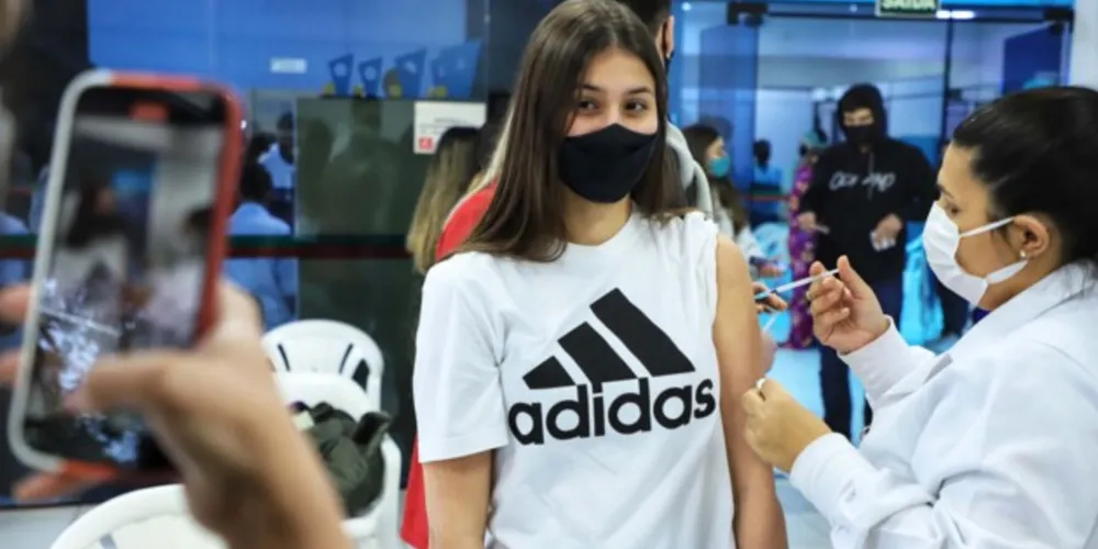 Paraná vai iniciar aplicação da dose de reforço em adolescentes nesta semana.