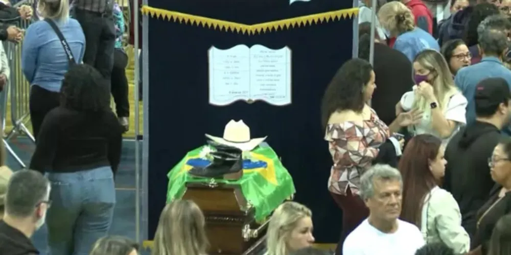 Familiares e fãs se despedem do sertanejo Aleksandro