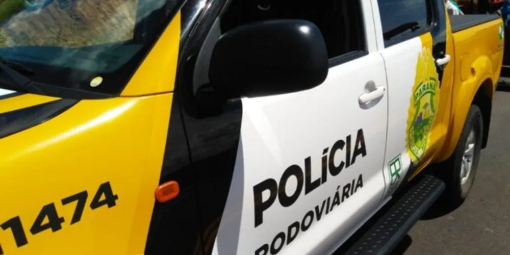 Batida entre carro e caminhão ocorreu na tarde desta quarta-feira (18)