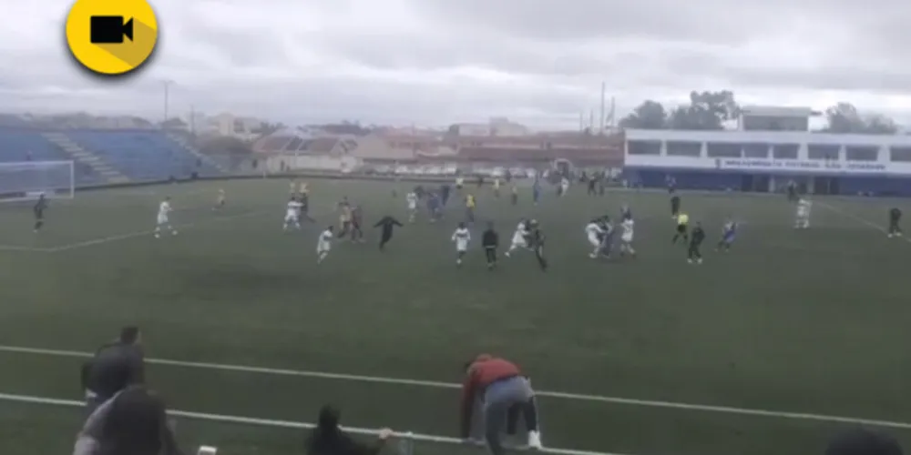 Segundo relatos, a pancadaria começou na reta final do segundo tempo