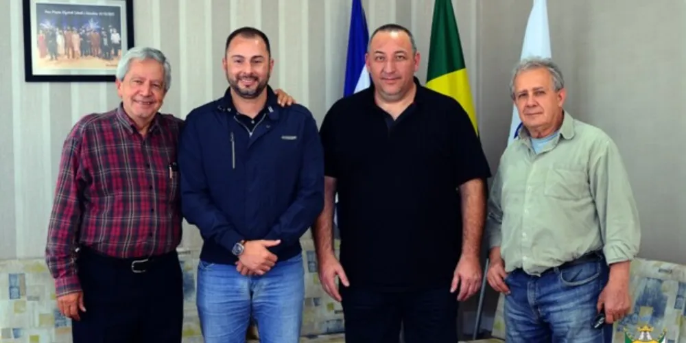Vereador Daniel Milla em reunião com membros do Patriotas, nesta quarta-feira (25).