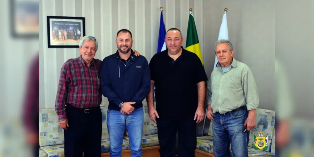 Vereador Daniel Milla em reunião com membros do Patriotas, nesta quarta-feira (25).