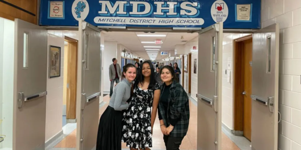 Cem estudantes passaram um semestre letivo no país, estudando o equivalente ao ensino médio em escolas locais