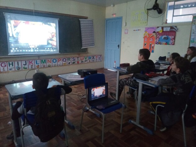 Alunos assistiram videoaulas e compartilharam conhecimento com colegas da escola